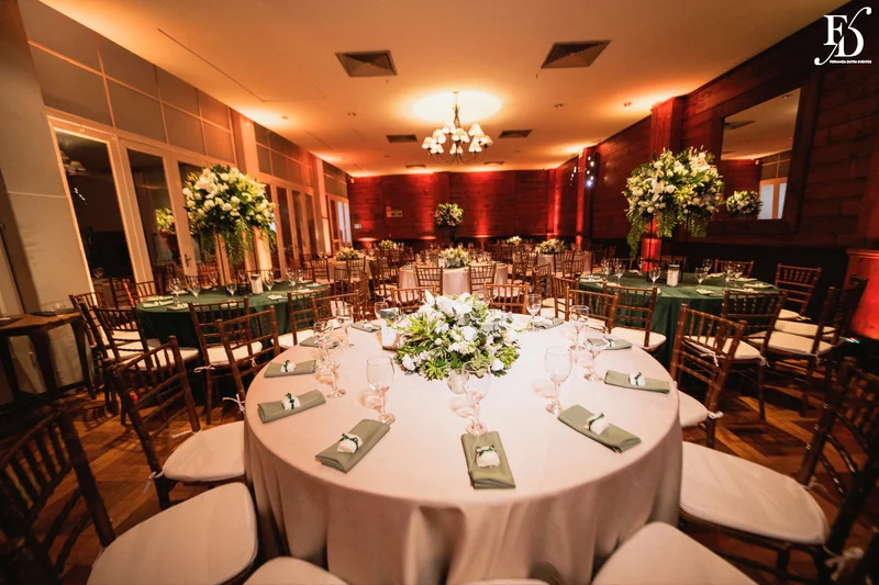 festa de formatura em medicina realizada no salão boa vista da associação leopoldina juvenil em porto alegre com decoração verde e branco e animação da banda os calamares