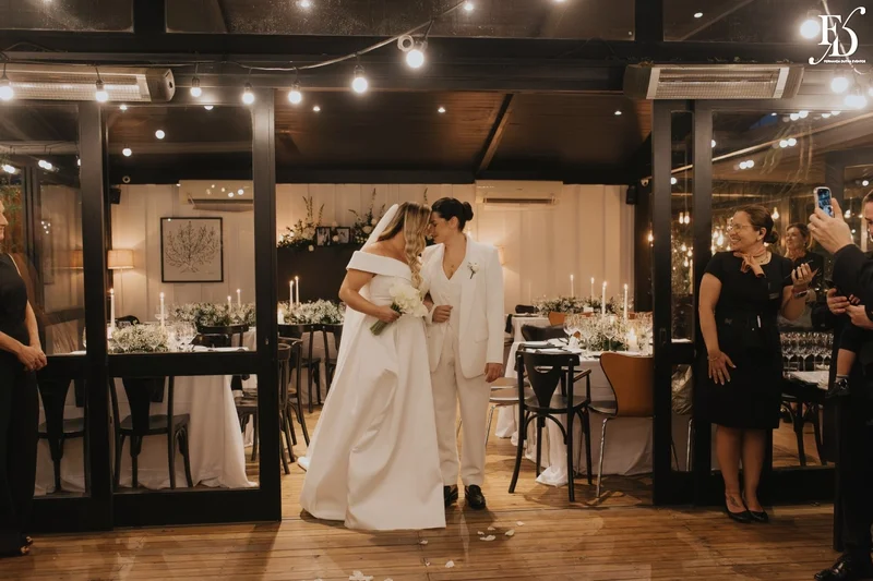 Entrada das noivas Ivana e Cristiane no Le Bistrot Gourmet casamento LGBT Porto Alegre