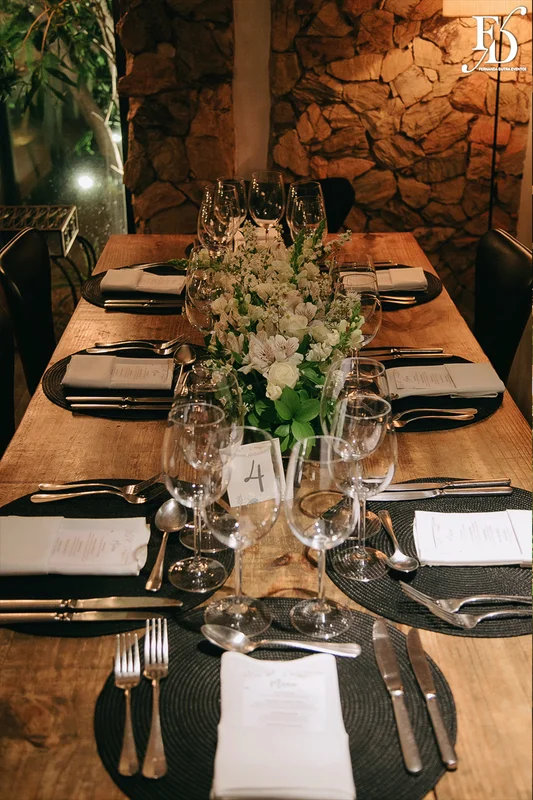 casamento no le bistrot em porto alegre organizado por life eventos especiais organizado por life eventos especiais com cerimônia no local e decoração clássica elegante e sofisticada em branco verde e prata com planejamento organização e execução de life eventos especias em porto alegre