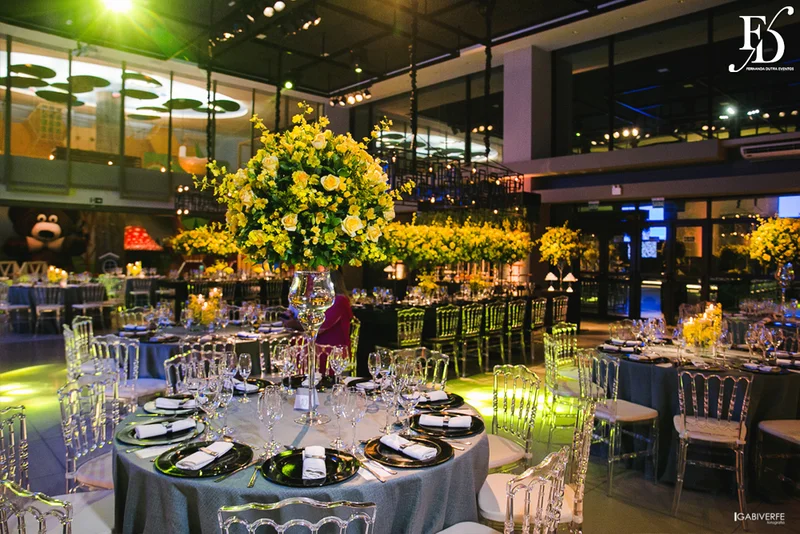 casamento com cerimônia na igreja são josé la salle em canoas rs e recepção na lalux casa de festas com decoração moderna sofisticada elegante em amarelo cinza e preto por life eventos especiais assessoria e organização de casamentos em porto alegre