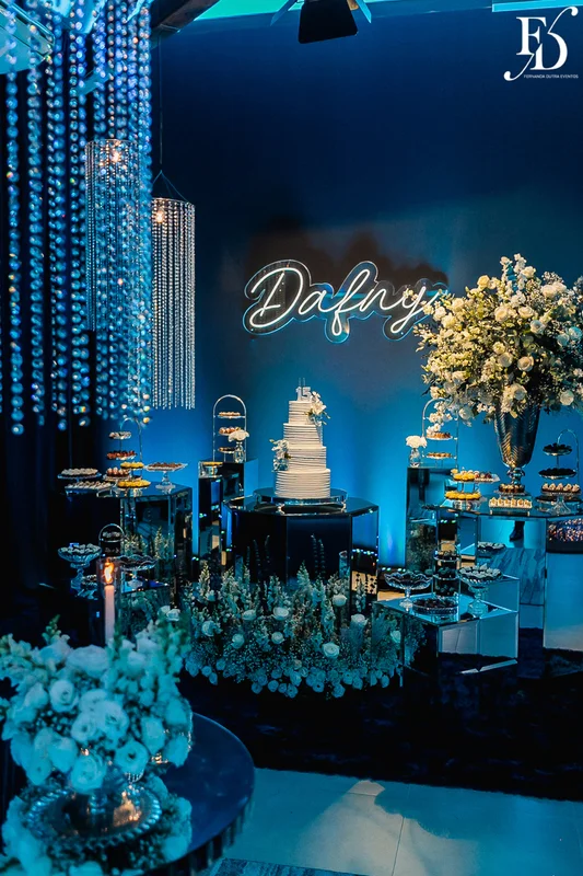 festa de 15 anos nas cores azul e branco com decoração moderna com cristais e espelhos por life eventos especiais assessoria e cerimonial de festas de 15 anos em porto alegre