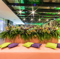 festa de 15 anos realizada na sogipa em porto alegre nos salões deck e turner com decoração moderna e colorida em coral roxo e verde para uma jovem cheia de personalidade por life eventos especiais organização de festa de 15 anos em porto alegre