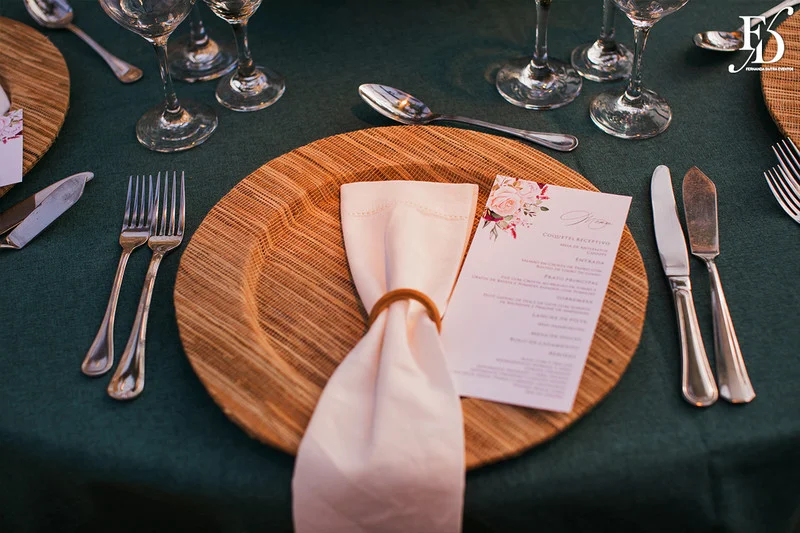 casamento com cerimônia realizada às 15h na Basílica Nossa Senhora das Dores em Porto Alegre e recepção no Alto da Capela. Coquetel na área externa embalado com jazz e por-do-sol, jantar formal, decoração exuberante e linda, em estilo botânico e muitas cores, luxuoso e lindo, por Life Eventos Especiais