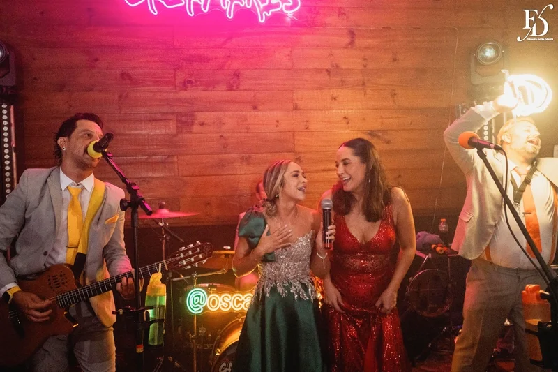 festa de formatura em medicina realizada no salão boa vista da associação leopoldina juvenil em porto alegre com decoração verde e branco e animação da banda os calamares