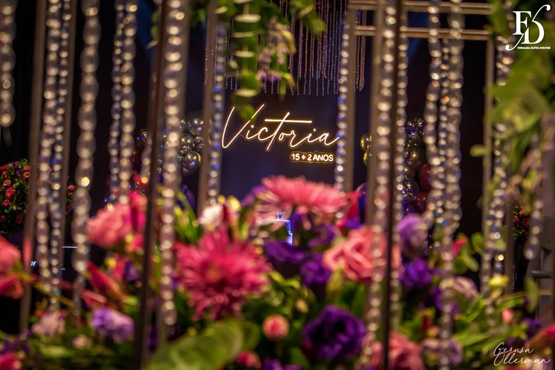 festa de aniversario de 15+2 evento adiado por 2 anos realizado na casa vetro em porto alegre com decoração moderna sofisticada luxuosa em tons de lilás e prata por life eventos especiais cerimonialista para festas de 15 anos em porto alegre