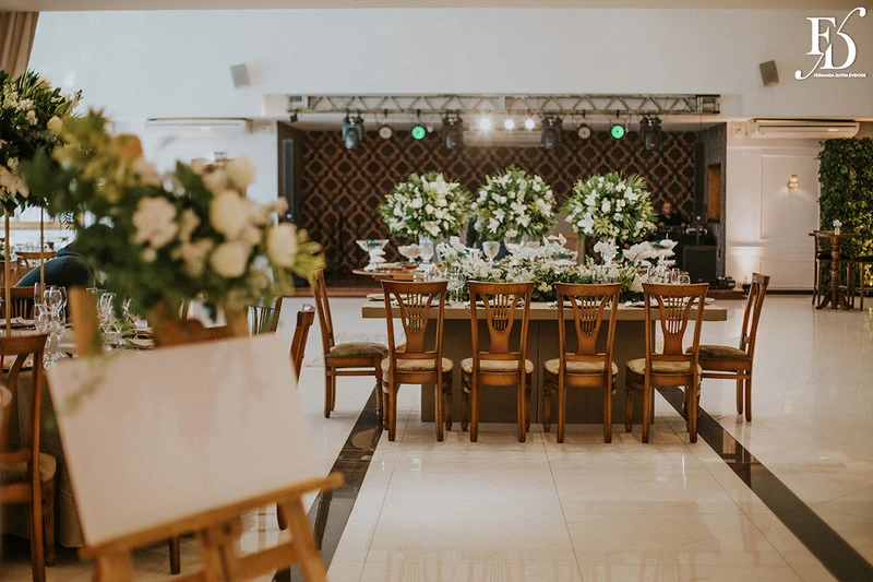 casamento destination wedding no hotel ritta hoppner em gramado com decoração clássica, elegante e botânica em tons de branco verde e fendi por life eventos especiais mesa principal