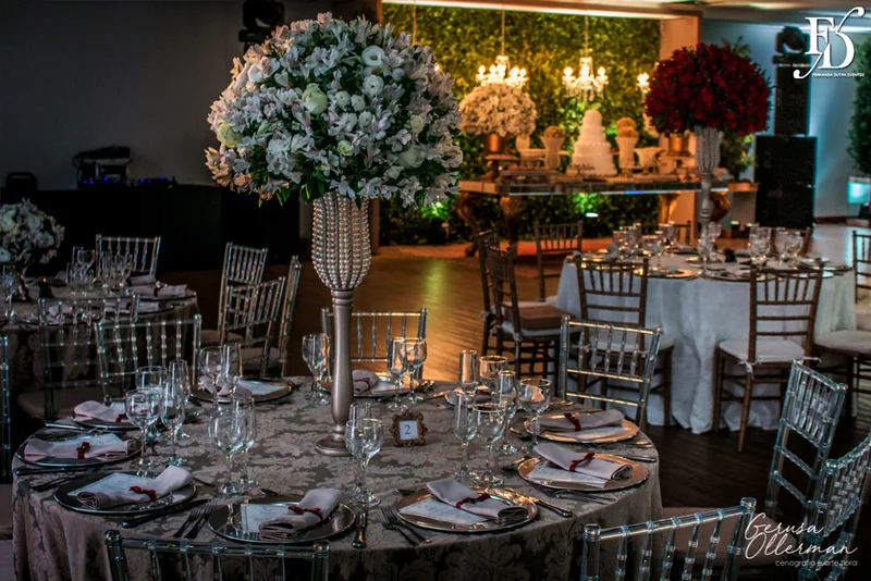 casamento com cerimônia na basílica nossa senhora das dores em porto alegre e festa e recepção no salão hannover da sogipa com decoração clássica elegante e sofisticada em dourado, branco e vermelho, com detalhe em pérolas por life eventos especiais empresa especializada na organização de casamentos em porto alegre