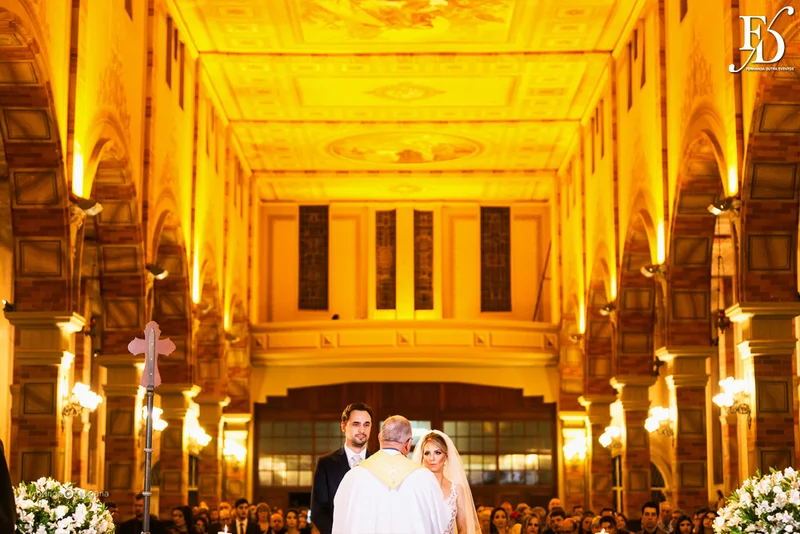 casamento com cerimônia na igreja santa teresinha do menino jesus na rua ramiro barcelos em porto alegre e recepção e festa na casa vetro com decoração moderna contemporânea sofisticada luxuosa em tons de cinza prata e flores coloridas na paleta de tons terrosos por life eventos especiais cerimonialista de casamento em porto alegre