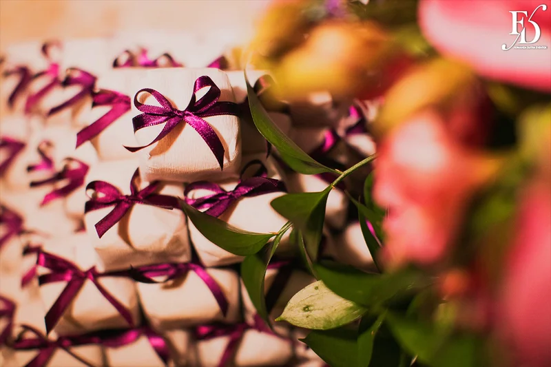 casamento realizado na igreja são pedro em porto alegre e recepção no le bistrot gourmet com decoração colorida e vibrante em rosa pink roxo e lilás
