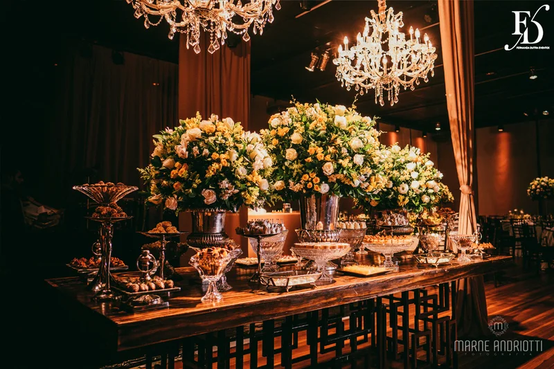 casamento na igreja nossa senhora do mont'serrat em porto alegre e festa de casamento na casa vetro em porto alegre com decoração sofisticada e luxuosa estilo clássico em dourado branco e amarelo por life eventos especiais cerimonialista de casamento em porto alegre