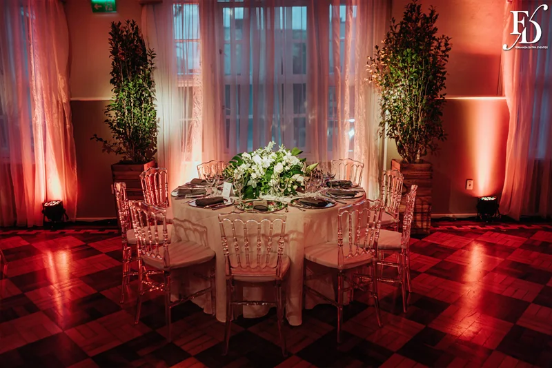 casamento com cerimônia e recepção realizados no salão imperatriz da associação leopoldina juvenil em porto alegre com decoração clássica em verde branco e prato por life eventos especiais assessoria de eventos em porto alegre