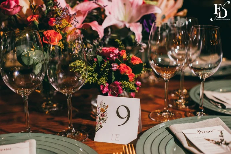 casamento realizado na igreja santa cecília em porto alegre e recepção no le bistrot gourmet com decoração colorida vibrante tropical por life eventos especiais cerimonialista de casamento em porto alegre