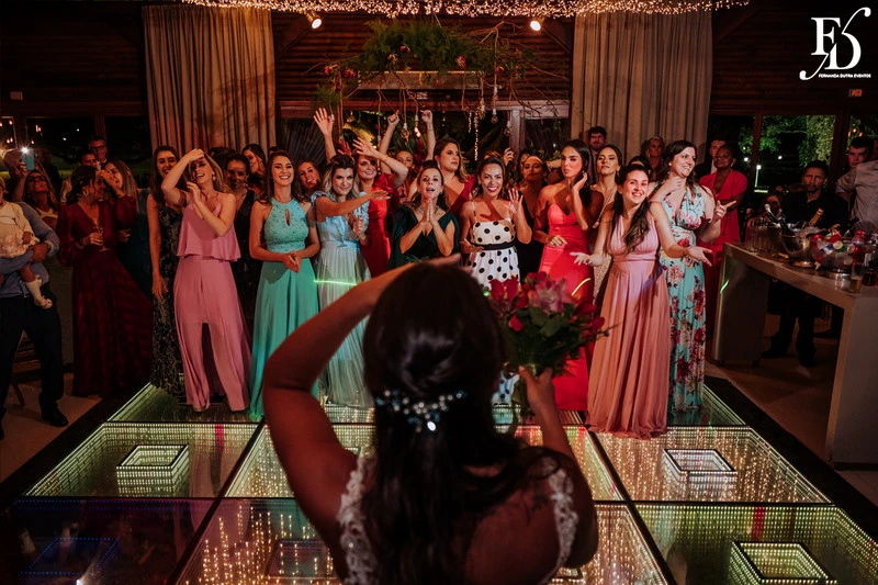 casamento judaico realizado no sítio da figueira em porto alegre com decoração exuberante botânica tropical festa linda com passarela de espelho cerimônia de casamento ao ar livre por life eventos especiais cerimonialista em porto alegre organização de casamentos