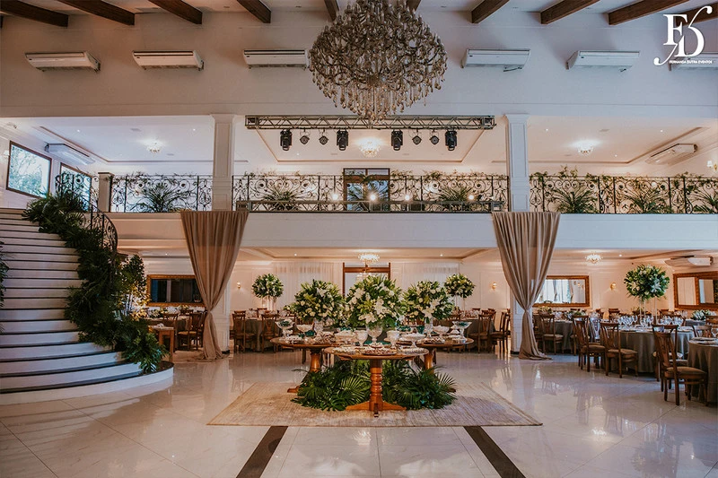 casamento destination wedding no hotel ritta hoppner em gramado com decoração clássica, elegante e botânica em tons de branco verde e fendi por life eventos especiais