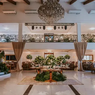 Destination wedding em Gramado: Duda & Rodrigo celebraram na Capela dos Anjos e no Hotel Ritta Höppner, com decoração clássica e assessoria da Life Eventos Especiais.