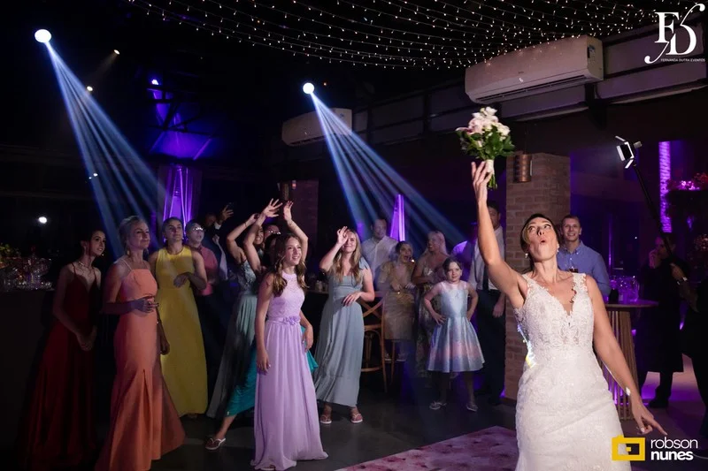 casamento destination wedding no Espaço Paraíso em Porto Alegre Alvorada Viamão noivo americano e noiva brasileira equipe bilingue de cerimonial evento com decoração romântida elegante e sofisticada em tons de rosa