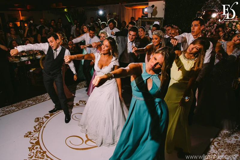 casamento luxuoso no clube veleiros do sul em porto alegre com decoração em dourado fechamento do teto em voil e espelhos venezianos cerimônia na igreja santa teresinha e santíssimo sacramento na redenção com organização e cerimonial de fernanda dutra da life eventos especiais organizadora de eventos em porto alegre