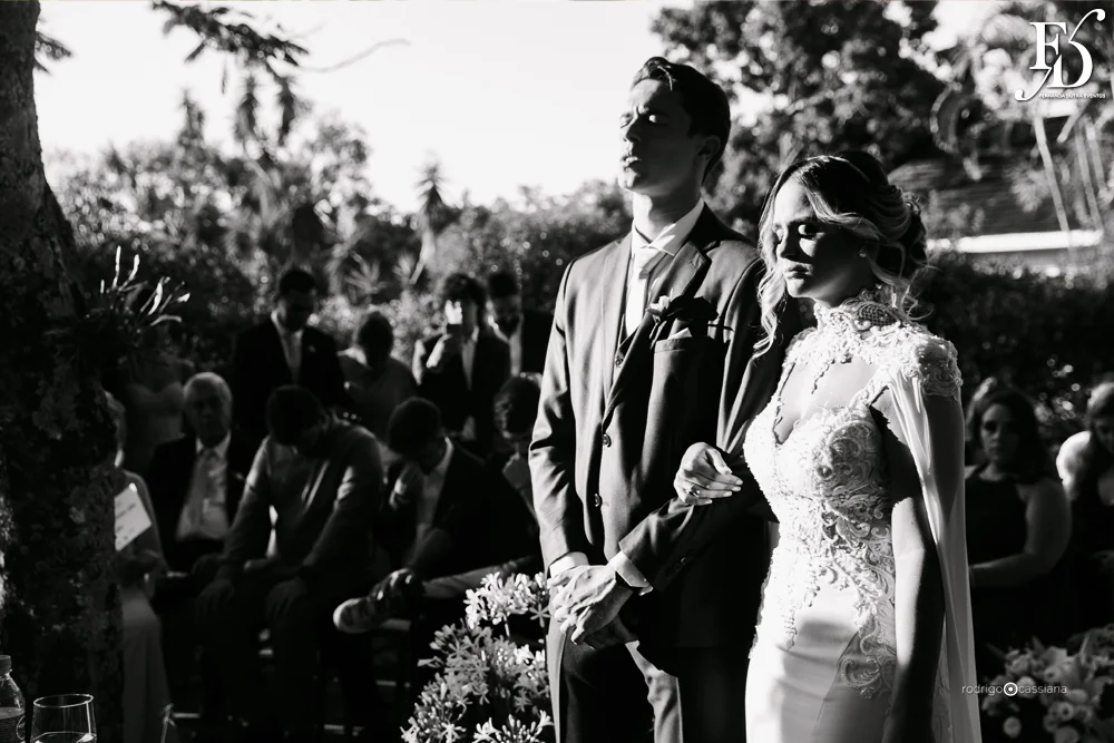 casamento do goleiro brenno do grêmio de porto alegre com a linda victoria fogazzi com uma cerimônia ao ar livre em porto alegre num lindo entardecer de verão e recepção em tons de marsala no salão principal da sede campestre da associação do ministério público por life eventos especiais cerimonialista em porto alegre