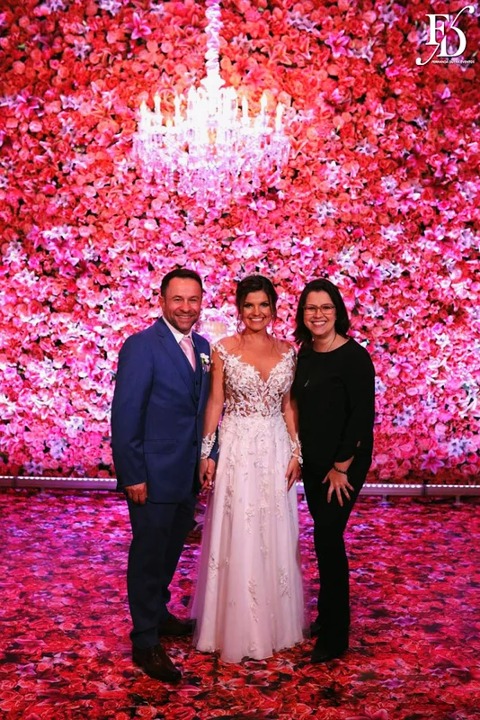 casamento com cerimônia na basílica nossa senhora das dores em porto alegre e festa na casa vetro com decoração luxuosa sofisticada exuberante em tons de rosa com parede de flores com organização projeto e cerimonial de life eventos especiais cerimonialista de casamentos em porto alegre