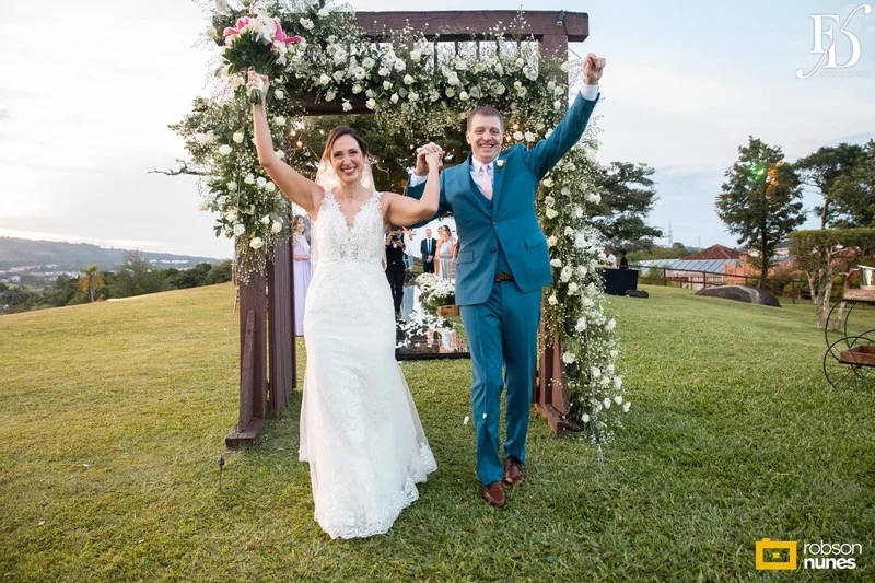 casamento destination wedding no Espaço Paraíso em Porto Alegre Alvorada Viamão noivo americano e noiva brasileira equipe bilingue de cerimonial evento com decoração romântida elegante e sofisticada em tons de rosa