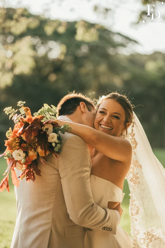 casamento realizado no alto da capela em porto alegre por life eventos especiais com cerimônia ao ar livre decoração despojada em tons terrosos e uma parede de donuts para a alegria dos convidados