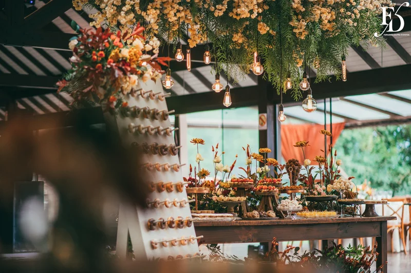 casamento realizado no alto da capela em porto alegre por life eventos especiais com cerimônia ao ar livre decoração despojada em tons terrosos e uma parede de donuts para a alegria dos convidados