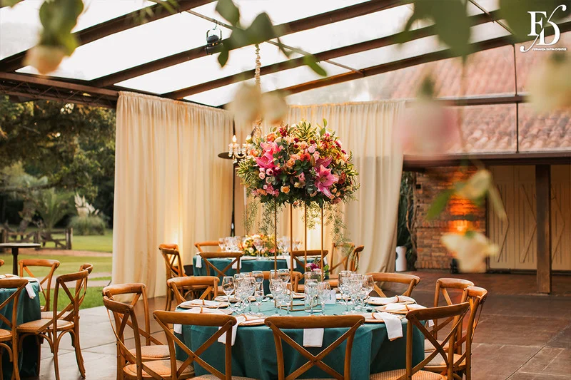 casamento com cerimônia realizada às 15h na Basílica Nossa Senhora das Dores em Porto Alegre e recepção no Alto da Capela. Coquetel na área externa embalado com jazz e por-do-sol, jantar formal, decoração exuberante e linda, em estilo botânico e muitas cores, luxuoso e lindo, por Life Eventos Especiais