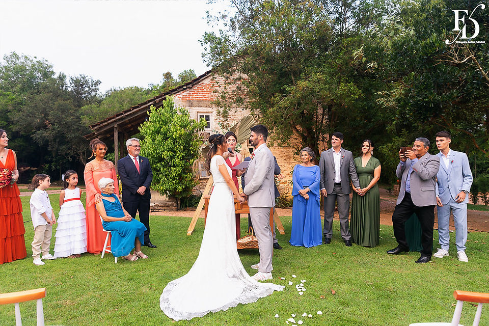 Casamento boho ao ar livre foi realizado na Casa na Chácara em Porto Alegre, com uma decoração em tons terrosos criada pela Life Eventos Especiais, uma empresa de cerimonialistas profissionais. Descubra como foi esse evento encantador, que contou com uma atmosfera aconchegante e descontraída