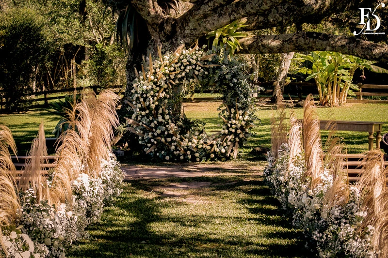 casamento diurno estilo europeu realizado no alto da capela em porto alegre no formato destination wedding com organizacao de life eventos especiais casamento de luxo em porto alegre com decoração luxuosa e clássica