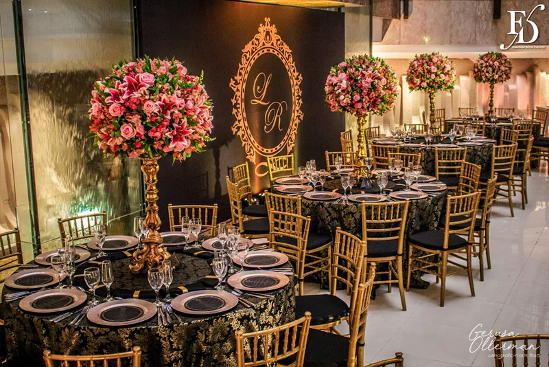 casamento com decoração luxuosa na praça dos fundadores do grêmio náutico união em porto alegre em tons de dourado preto e rosa sofisticado clássico e elegante por life eventos especiais cerimonialista em porto alegre cerimônia na igreja são pedro