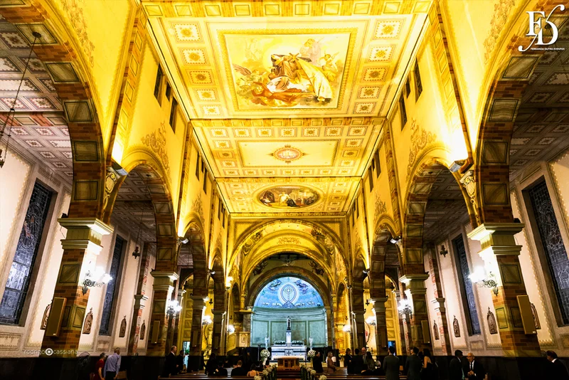 casamento com cerimônia na igreja santa teresinha do menino jesus na rua ramiro barcelos em porto alegre e recepção e festa na casa vetro com decoração moderna contemporânea sofisticada luxuosa em tons de cinza prata e flores coloridas na paleta de tons terrosos por life eventos especiais cerimonialista de casamento em porto alegre