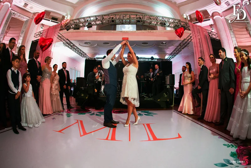 casamento com cerimônia na igreja santa teresinha da josé bonifácio em porto alegre e santissimo sacramento e recepção no salão dos espelhos do clube do comércio na andradas por life eventos especiais com decoração elegante sofisticada e luxuosa em porto alegre assessoria e cerimonial de eventos