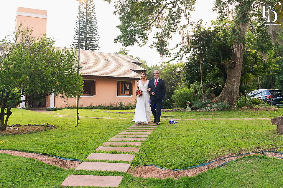 Casamento boho ao ar livre foi realizado na Casa na Chácara em Porto Alegre, com uma decoração em tons terrosos criada pela Life Eventos Especiais, uma empresa de cerimonialistas profissionais. Descubra como foi esse evento encantador, que contou com uma atmosfera aconchegante e descontraída
