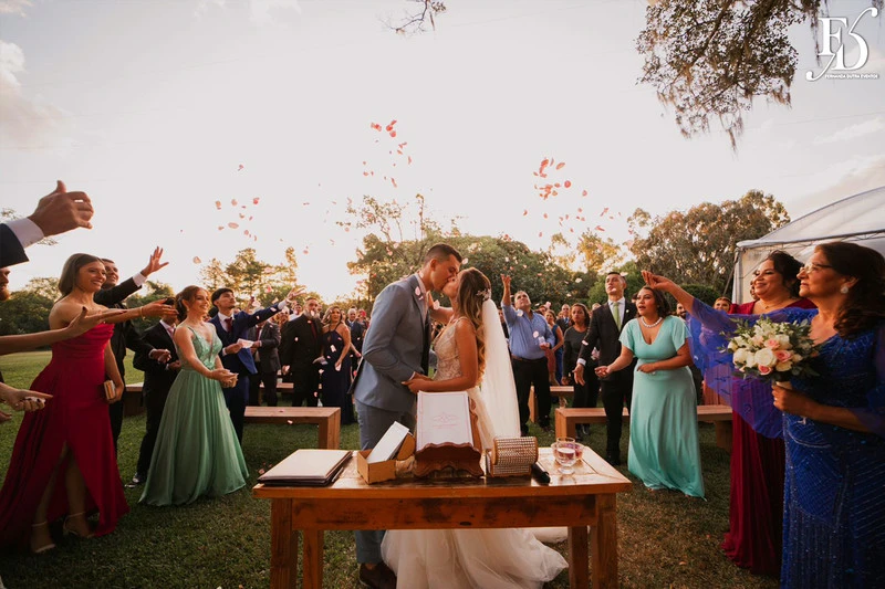 casamento realizado na alameda figueira em cachoeirinha com decoração romântica e delicada em tons de rosa e verde com bouganvilles por life eventos especiais assessoria e cerimonial de casamentos em porto alegre