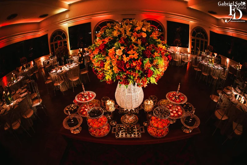 formatura tripla em direito pela fmp fundação do ministério público realizada no salão cristal do clube do comércio em porto alegre com decoração elegante clássica sofisticada em tons terrosos por life eventos especiais cerimonialista em porto alegre mesa de doces