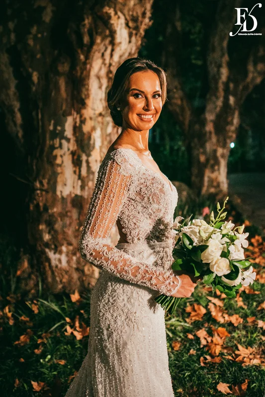 casamento na igreja nossa senhora do mont'serrat em porto alegre e festa de casamento na casa vetro em porto alegre com decoração sofisticada e luxuosa estilo clássico em dourado branco e amarelo por life eventos especiais cerimonialista de casamento em porto alegre