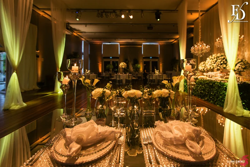 casamento destination wedding com cerimônia e festa na casa vetro em porto alegre com a cerimônia realizada na parte interna da casa com decoração clean elegante e clássica em branco e verde por life eventos especiais destination wedding em porto alegre cerimonialista em porto alegre