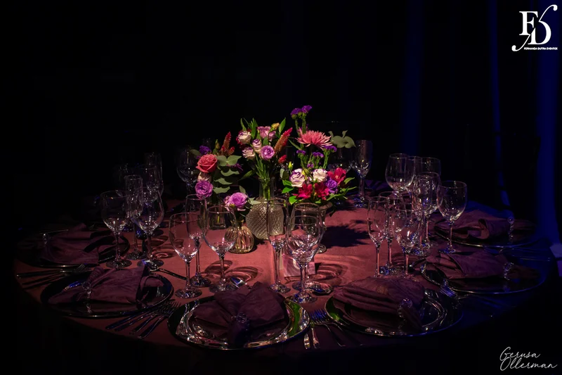 festa de aniversario de 15+2 evento adiado por 2 anos realizado na casa vetro em porto alegre com decoração moderna sofisticada luxuosa em tons de lilás e prata por life eventos especiais cerimonialista para festas de 15 anos em porto alegre