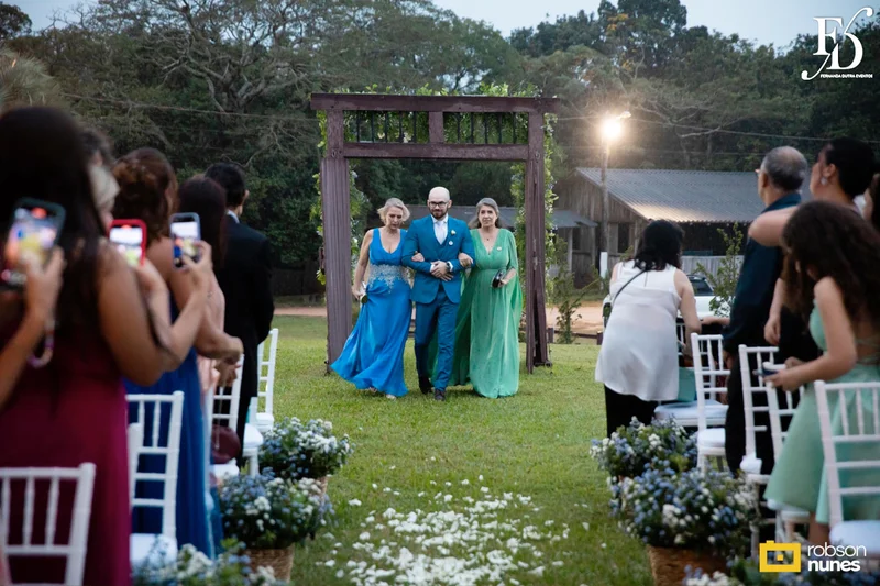 casamento no espaço paraíso em porto alegre com decoração moderna em azul marinho, dourado e girassóis; temática geek, com referências a funko pop, filmes e séries - por life eventos especiais