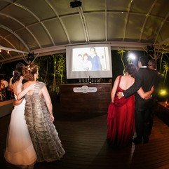 Casamento com cerimônia na Igreja Santa Teresinha do Menino Jesus, em Porto Alegre, e recepção na Merci Casa de Eventos, com projeto de decoração delicado, romântico, em estilo rústica, com a paleta do marrom, nude e amarelo.