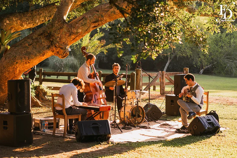 casamento com cerimônia realizada às 15h na Basílica Nossa Senhora das Dores em Porto Alegre e recepção no Alto da Capela. Coquetel na área externa embalado com jazz e por-do-sol, jantar formal, decoração exuberante e linda, em estilo botânico e muitas cores, luxuoso e lindo, por Life Eventos Especiais