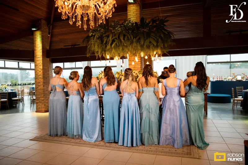 casamento no espaço paraíso em porto alegre com decoração moderna em azul marinho, dourado e girassóis; temática geek, com referências a funko pop, filmes e séries - por life eventos especiais