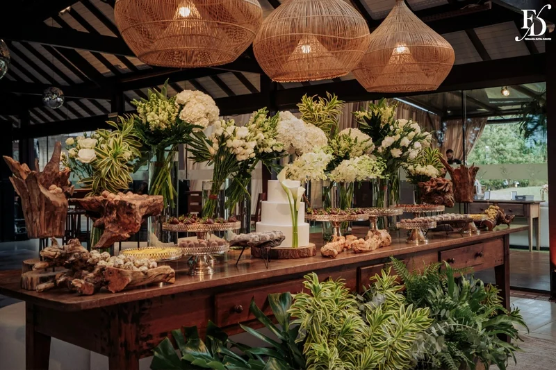 casamento no alto da capela em porto alegre com decoração elegante sofisticada delicada em verde e branco por life eventos especiais mesa de doces