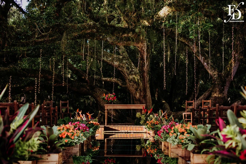 casamento judaico realizado no sítio da figueira em porto alegre com decoração exuberante botânica tropical festa linda com passarela de espelho cerimônia de casamento ao ar livre por life eventos especiais cerimonialista em porto alegre organização de casamentos cerimonia ao ar livre