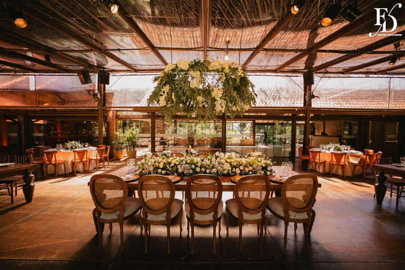 casamento diurno estilo europeu realizado no alto da capela em porto alegre no formato destination wedding com organizacao de life eventos especiais casamento de luxo em porto alegre com decoração luxuosa e clássica