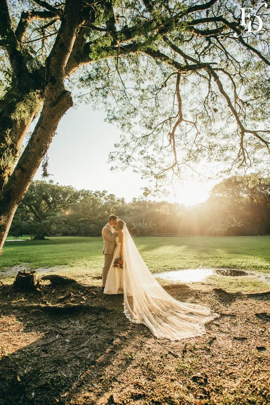 casamento realizado no alto da capela em porto alegre por life eventos especiais com cerimônia ao ar livre decoração despojada em tons terrosos e uma parede de donuts para a alegria dos convidados