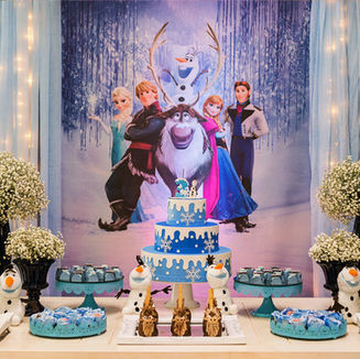 A festa de aniversário infantil com o encantador tema "Frozen", da Disney, foi realizada pela Life Eventos Especiais na Yupi! Festas, em São Leopoldo. A decoração mágica e cheia de detalhes transportou todos os convidados para o universo gelado de Elsa, Anna e seus amigos. Com muito charme e criatividade, a festa encantou crianças e adultos, criando memórias inesquecíveis para todos.