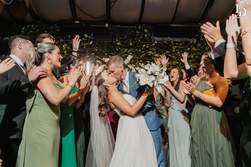 casamento no dry moments & drinks em porto alegre decoração moderna clean e sofisticada com copo de leite