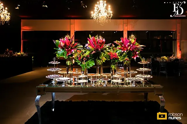 festa de formatura em direito no party room em porto alegre com decoração moderna elegante e sofisticada em preto e marsala com organização projeto e cerimonial de life eventos especiais cerimonialistas em porto alegre