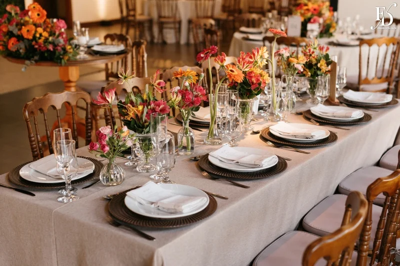 mesas retangulares com flores coloridas em casamento